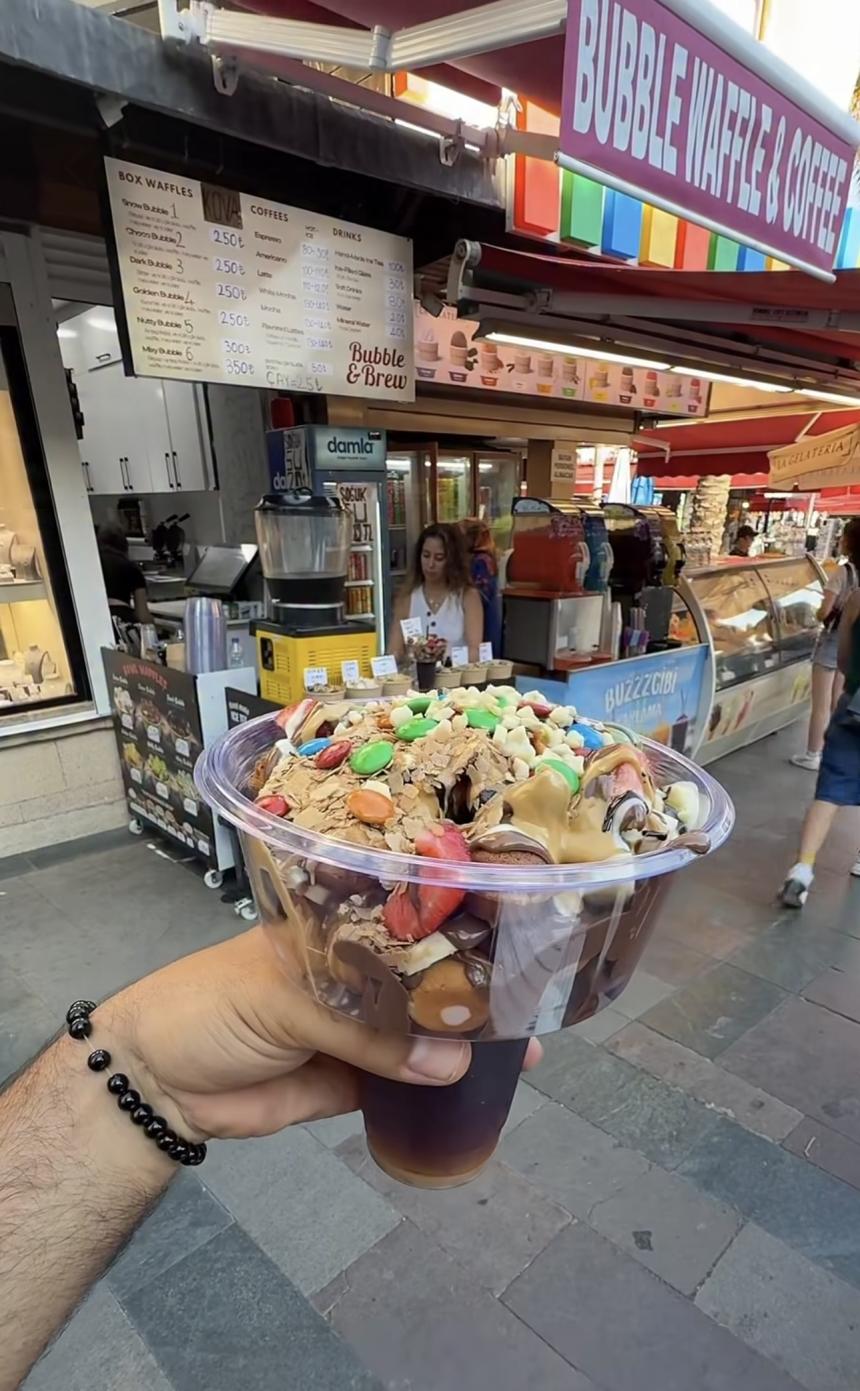 Antalya waffle, Antalya en iyi waffle, Antalya waffle mekanları, Antalya waffle nerede yenir, Antalya tatlı mekanları, Antalya tatlıcılar, Antalya tatlı nerede yenir, Antalya tatlı önerileri, Antalya’da tatlı yenilecek yerler, Antalya merkez tatlı mekanları, Antalya merkez waffle, Antalya merkez waffle mekanları, Antalya kutu waffle, Antalya kutuda waffle, Antalya kovada waffle, Antalya en iyi kovada waffle, Antalya kovada waffle nerede yenir, Antalya sıcak waffle, Antalya çikolatalı waffle, Antalya meyveli waffle, Antalya waffle fiyatları, Antalya uygun fiyatlı waffle, Antalya tatlı mekan önerileri, Antalya yeni mekanlar, Antalya yeni açılan mekanlar, Antalya yeni tatlıcılar, Antalya keşfedilecek mekanlar, Antalya gastronomi, Antalya lezzet durakları, Antalya yemek mekanları, Antalya mekan önerileri, Antalya şehir merkezinde tatlı, Antalya Kaleiçi tatlı mekanları, Kaleiçi waffle, Kaleiçi tatlı mekanları, Kaleiçi tatlıcı, Saat Kulesi Antalya mekanları, Antalya Saat Kulesi yakınında tatlı, Saat Kulesi yakınında waffle, Antalya Kapalı Çarşı waffle, Antalya Kapalı Çarşı tatlı, Kapalı Çarşı Antalya tatlı mekanları, Antalya Kapalı Çarşı yakınında mekanlar, Bubble Brew Antalya, Bubble Brew waffle, Bubble Brew Antalya waffle, Bubble Brew kutu waffle, Antalya’da ne yenir